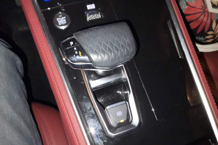 Used CHANGAN CS85 COUPE 2023 1.5T DCT Luxury Version Gear Lever