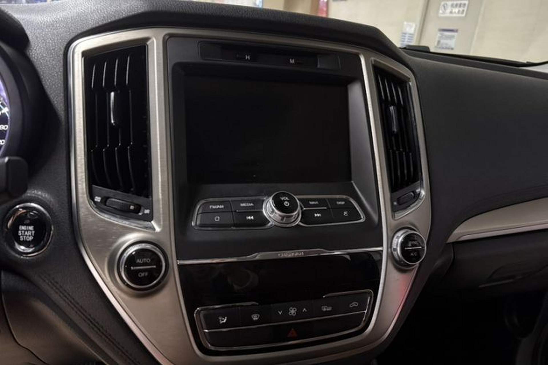 Used CHANGAN CS95 2017 2.0T Two-Wheel Drive Zhitu Edition Audio And AC Panel