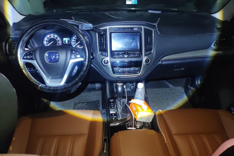 Used CHANGAN CS95 2017 2.0T Four-Wheel Drive SmartDrive Edition Center Console