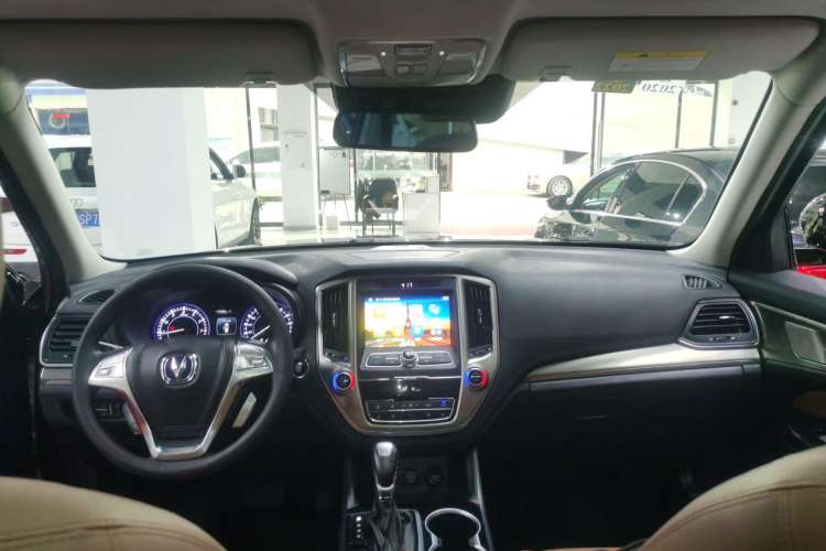 Used CHANGAN CS95 2017 2.0T Four-Wheel Drive ZhiZun Edition Center Console