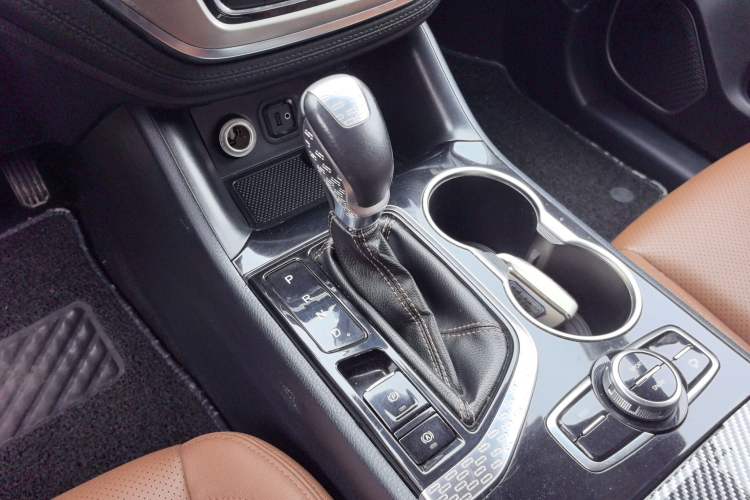 Used CHANGAN CS95 2017 2.0T Two-Wheel Drive Zhituo Edition Gear Lever