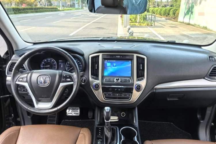Used CHANGAN CS95 2017 2.0T Two-Wheel Drive Zhituo Edition Interior 1
