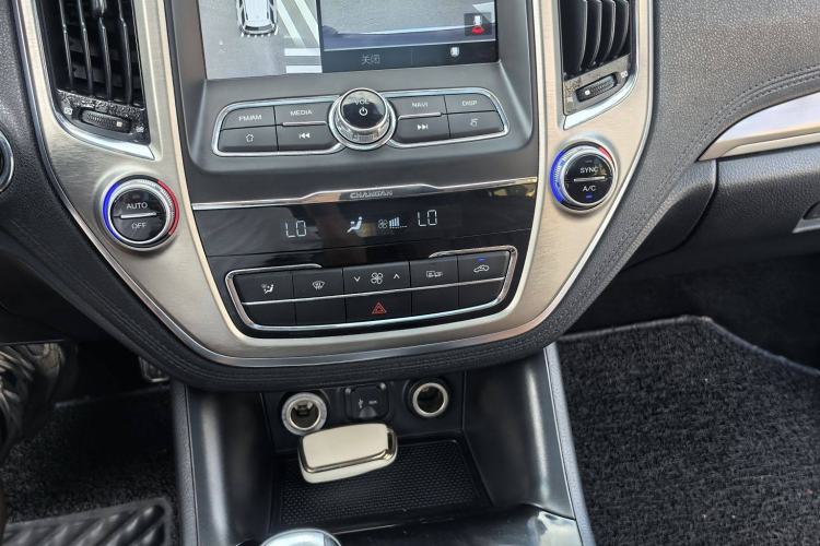 Used CHANGAN CS95 2017 2.0T Two-Wheel Drive Zhituo Edition Interior 15