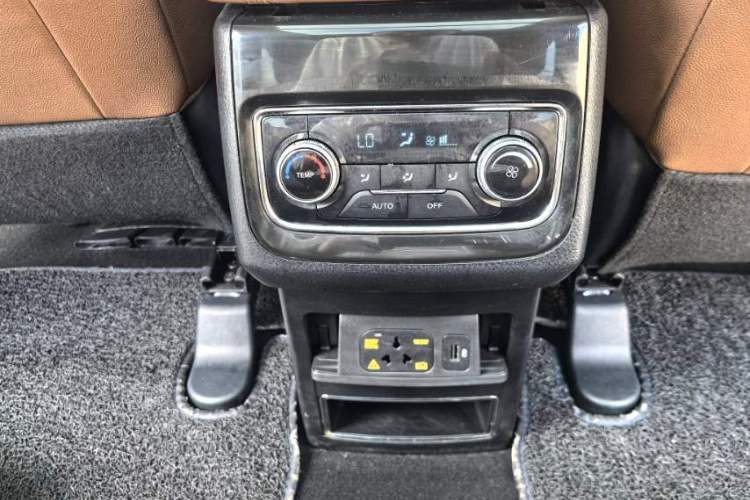 Used CHANGAN CS95 2017 2.0T Two-Wheel Drive Zhituo Edition Interior 3