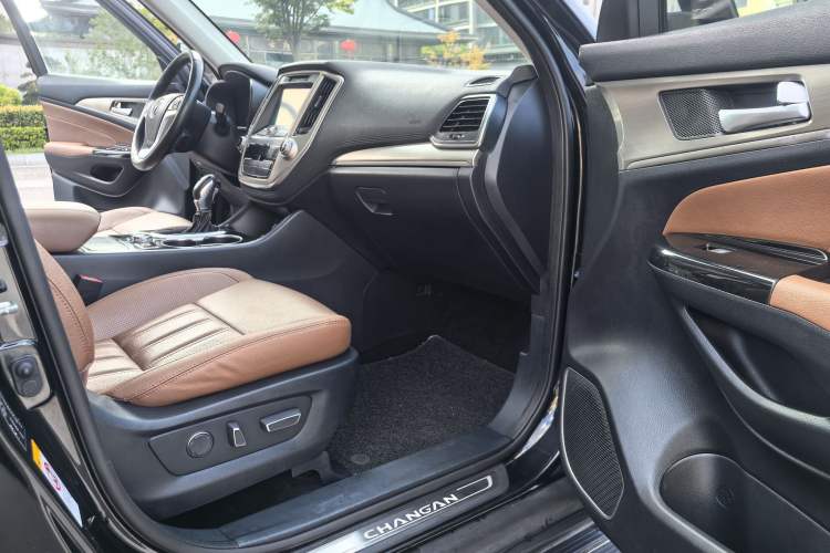 Used CHANGAN CS95 2017 2.0T Two-Wheel Drive Zhituo Edition Interior 5