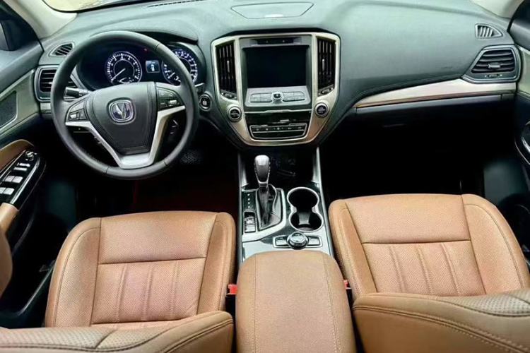 Used CHANGAN CS95 2017 2.0T Two-Wheel Drive Zhituo Edition Interior 1