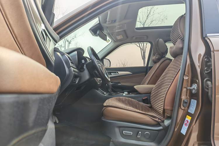 Used CHANGAN CS95 2017 2.0T Two-Wheel Drive Zhituo Edition Interior 2