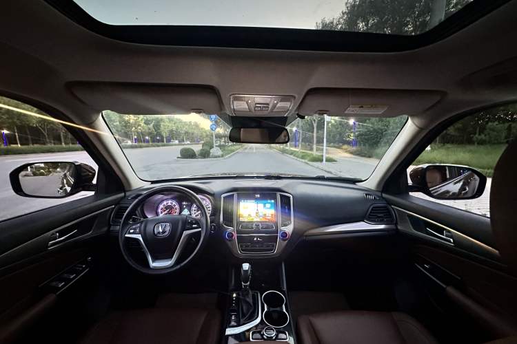 Used CHANGAN CS95 2017 2.0T Two-Wheel Drive Zhituo Edition Interior 2