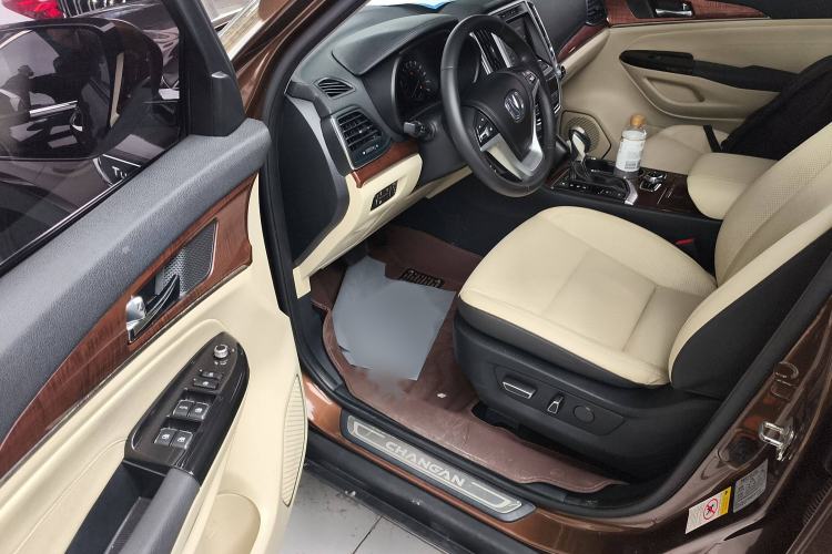 Used CHANGAN CS95 2017 2.0T Two-Wheel Drive Zhiyuan Edition Interior 3