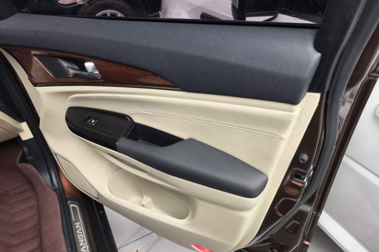 Used CHANGAN CS95 2017 2.0T Two-Wheel Drive Zhiyuan Edition Interior 5