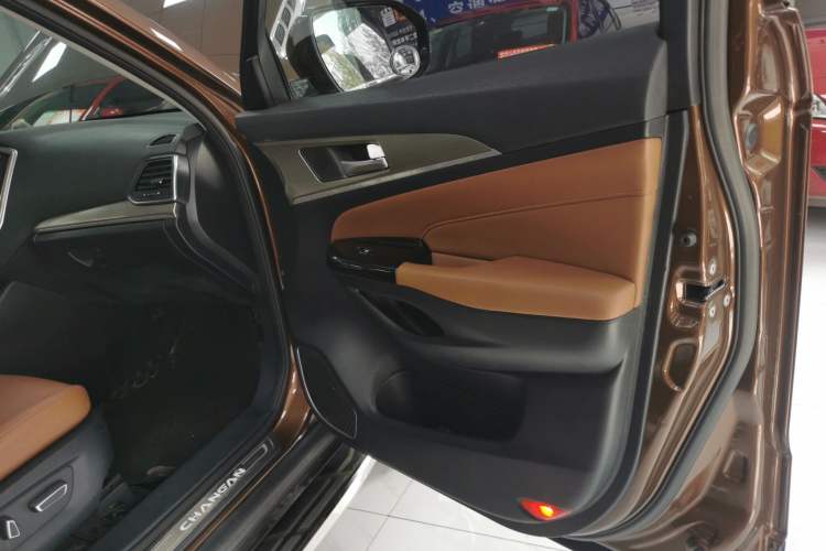 Used CHANGAN CS95 2017 2.0T Two-Wheel Drive Zhituo Edition Interior 5