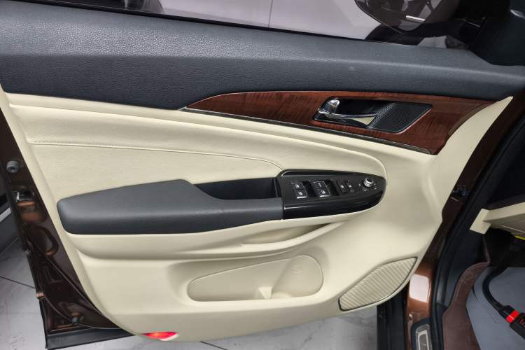 Used CHANGAN CS95 2017 2.0T Two-Wheel Drive Zhiyuan Edition Interior 7