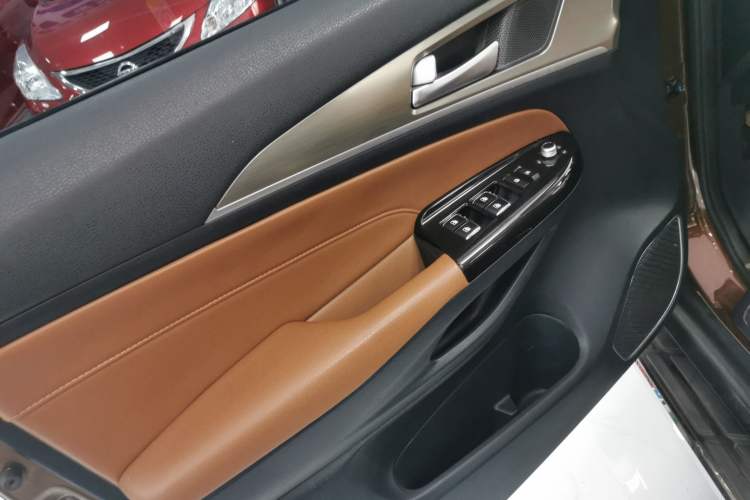 Used CHANGAN CS95 2017 2.0T Two-Wheel Drive Zhituo Edition Interior 7