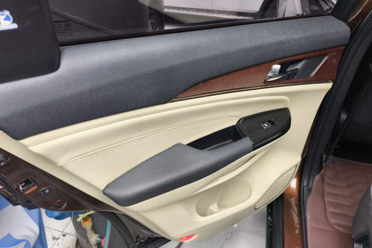 Used CHANGAN CS95 2017 2.0T Two-Wheel Drive Zhiyuan Edition Interior 8