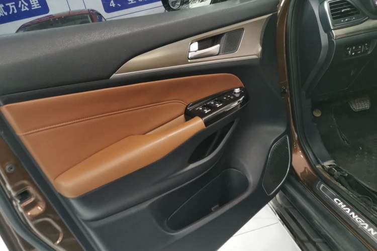 Used CHANGAN CS95 2017 2.0T Two-Wheel Drive Zhituo Edition Interior 8