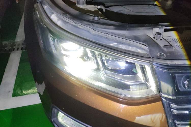 Used CHANGAN CS95 2017 2.0T Two-Wheel Drive Zhituo Edition Right Front Headlight