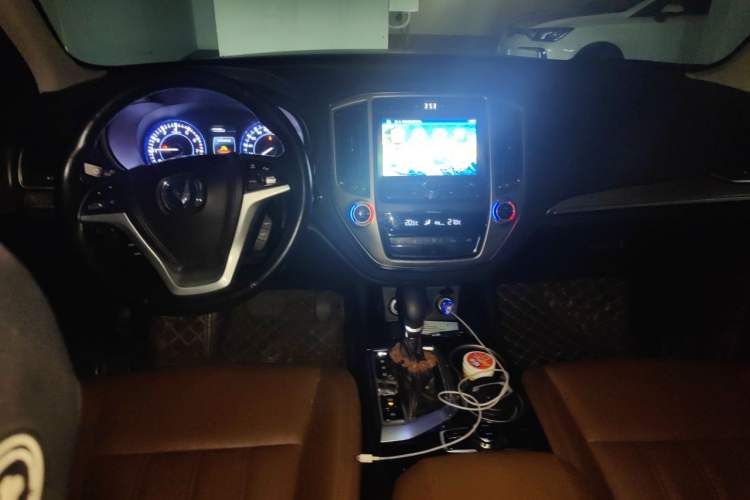 Used CHANGAN CS95 2017 2.0T Two-Wheel Drive Zhiyuan Edition Center Console