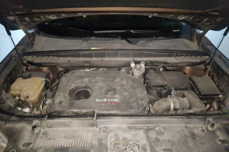 Used CHANGAN CS95 2017 2.0T Two-Wheel Drive Zhiyuan Edition Engine Bay
