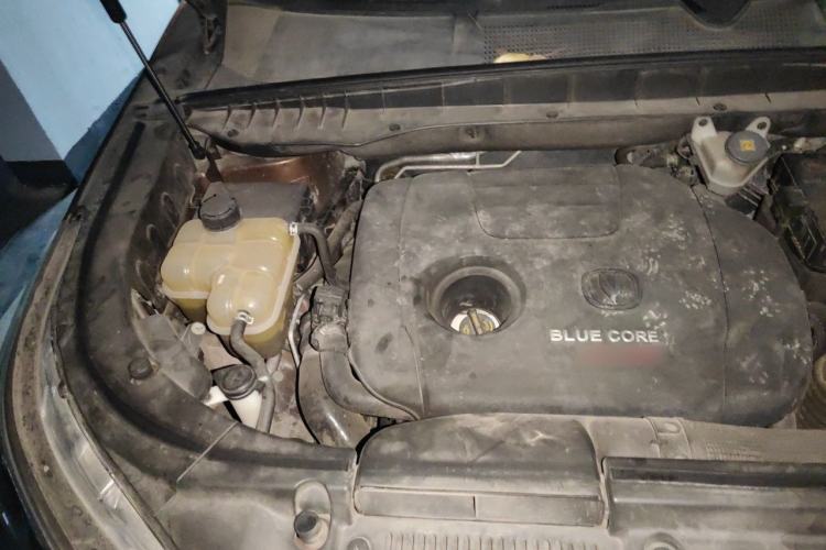 Used CHANGAN CS95 2017 2.0T Two-Wheel Drive Zhiyuan Edition Engine Bay Right