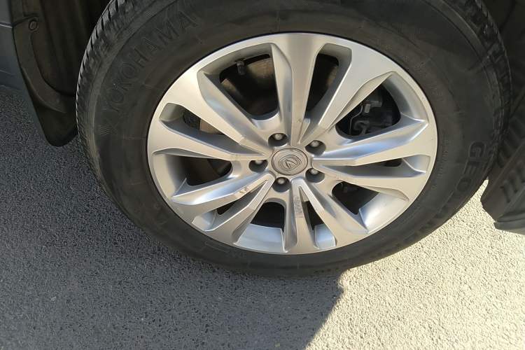 Used CHANGAN CS95 2017 2.0T Four-Wheel Drive Smart Edition Right Front Wheel Hub