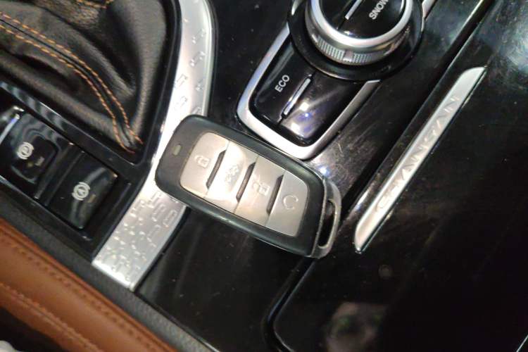 Used CHANGAN CS95 2017 2.0T Two-Wheel Drive Zhituo Edition Interior 1