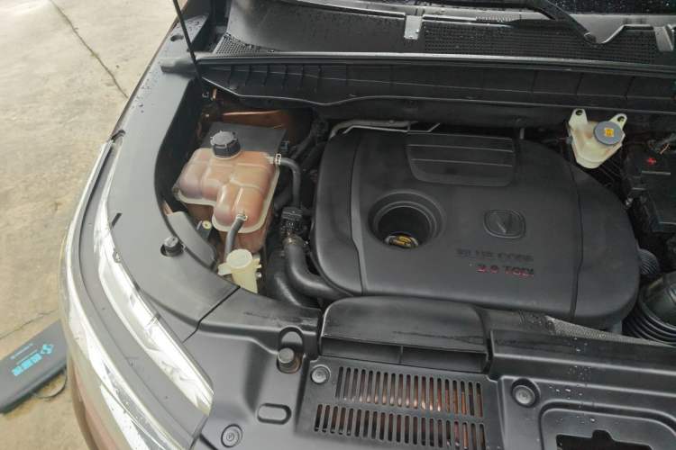 Used CHANGAN CS95 2017 2.0T Two-Wheel Drive Zhiyuan Edition Engine Bay Right
