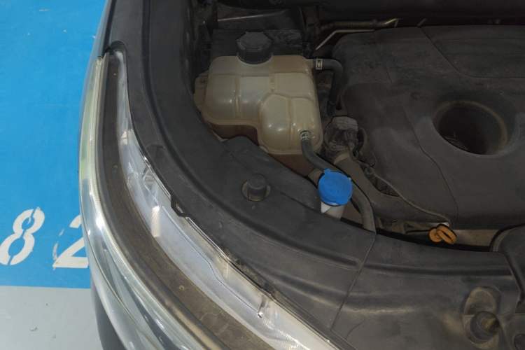 Used CHANGAN CS95 2017 2.0T Four-Wheel Drive SmartDrive Edition Engine Bay Right