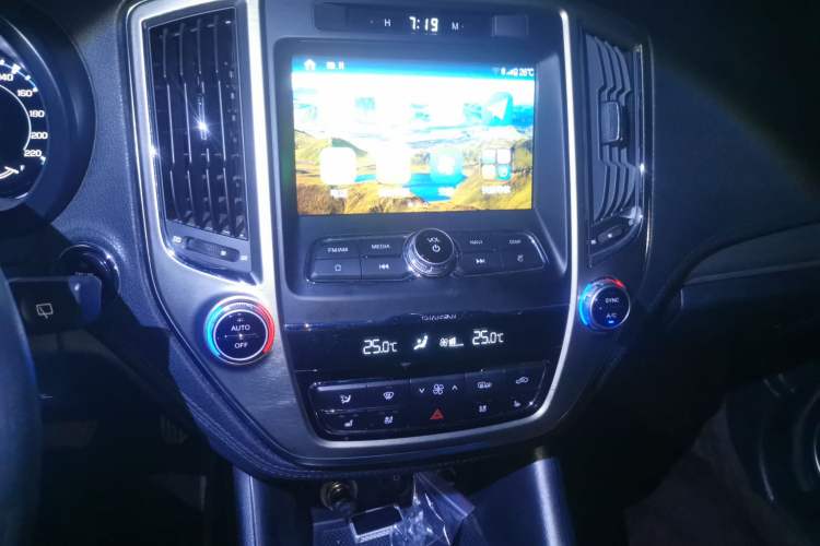 Used CHANGAN CS95 2017 2.0T Four-Wheel Drive ZhiZun Edition Audio And AC Panel