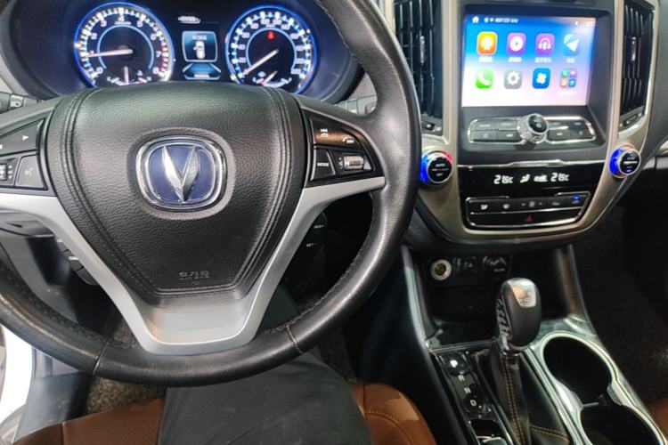 Used CHANGAN CS95 2017 2.0T Two-Wheel Drive Zhituo Edition Center Console
