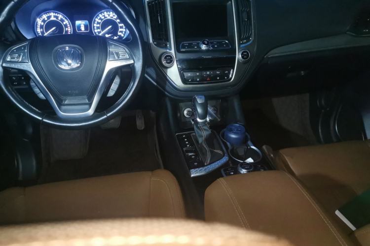 Used CHANGAN CS95 2017 2.0T Four-Wheel Drive ZhiZun Edition Center Console