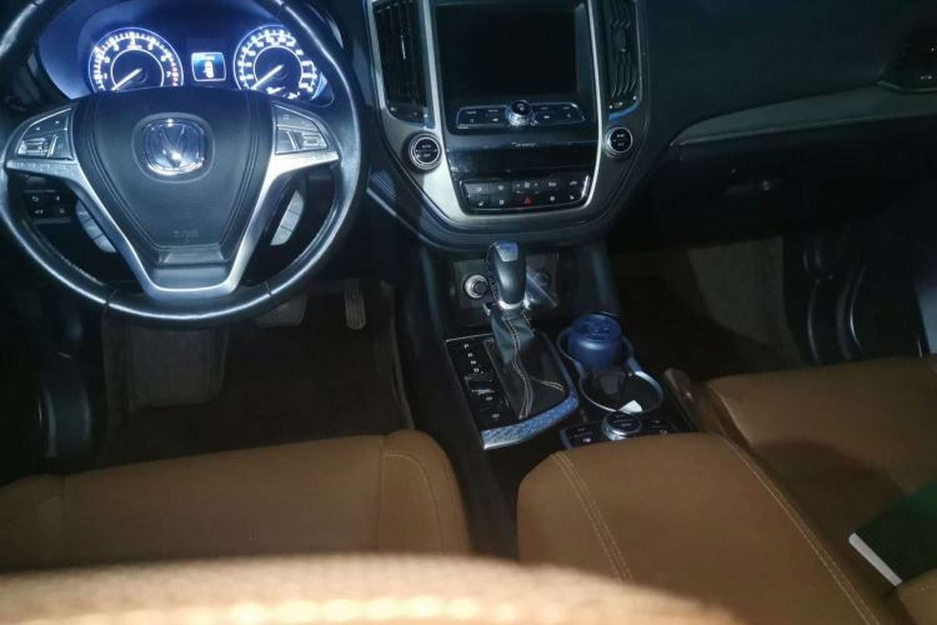 Used CHANGAN CS95 2017 2.0T Four-Wheel Drive ZhiZun Edition Center Console
