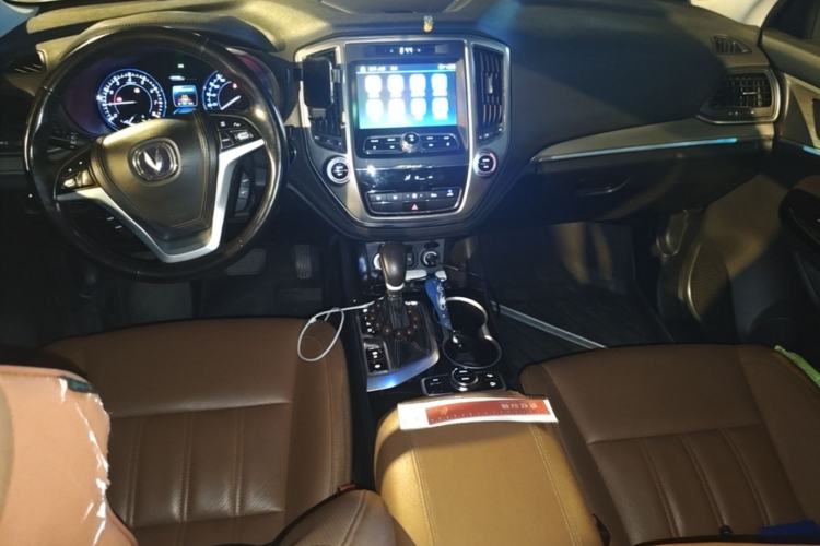 Used CHANGAN CS95 2017 2.0T Four-Wheel Drive SmartDrive Edition Center Console