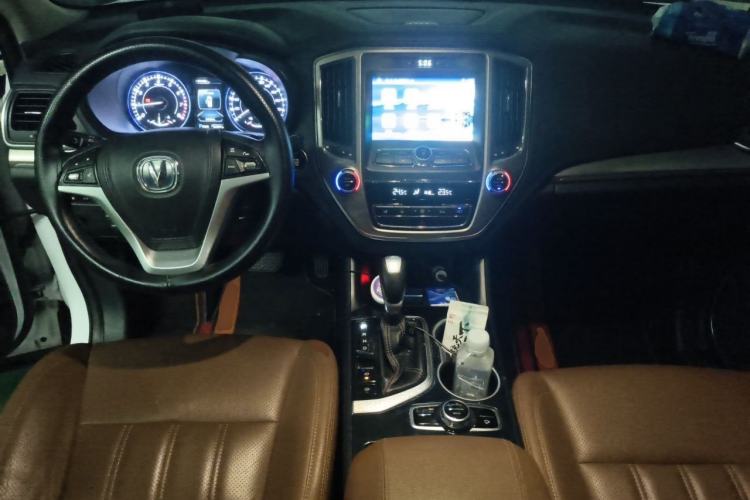 Used CHANGAN CS95 2017 2.0T Two-Wheel Drive Zhituo Edition Center Console