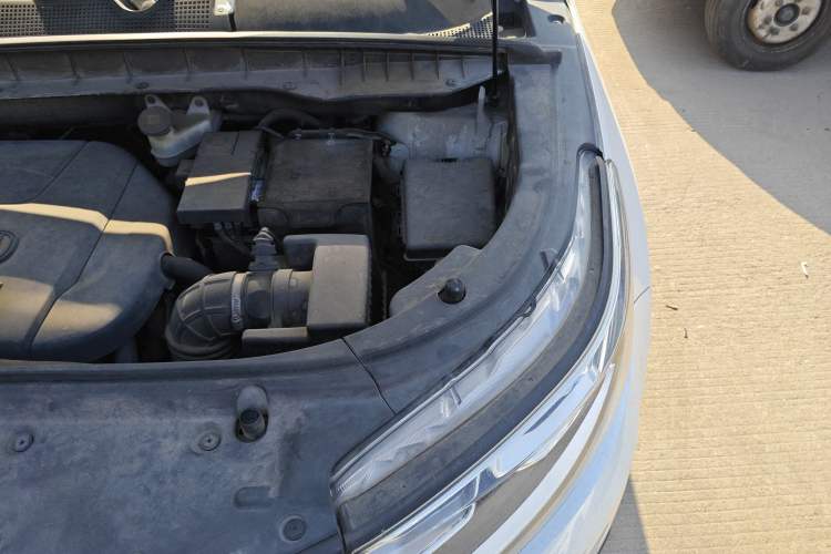 Used CHANGAN CS95 2017 2.0T Two-Wheel Drive Zhiyuan Edition Engine Bay Left