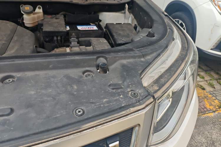 Used CHANGAN CS95 2017 2.0T Two-Wheel Drive Zhiyuan Edition Engine Bay Left