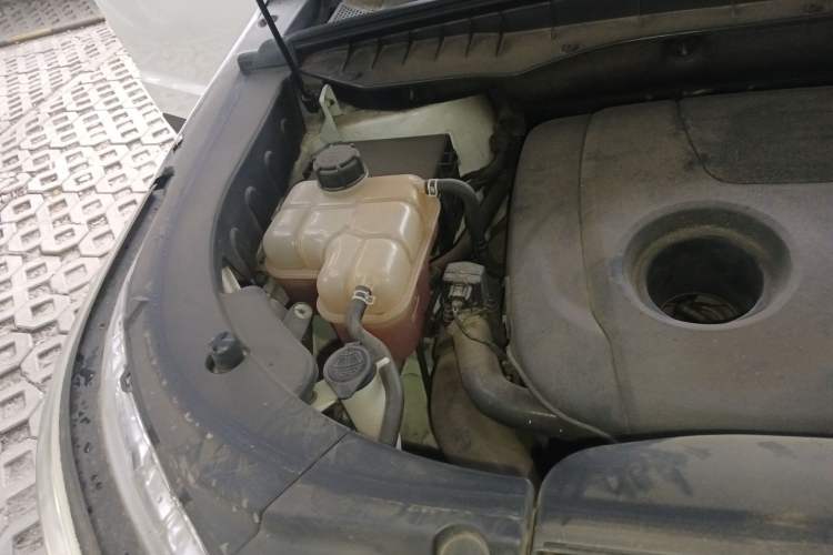 Used CHANGAN CS95 2017 2.0T Four-Wheel Drive ZhiZun Edition Engine Bay Right