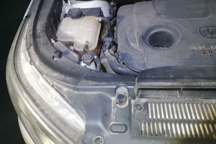 Used CHANGAN CS95 2017 2.0T Four-Wheel Drive ZhiZun Edition Engine Bay Right