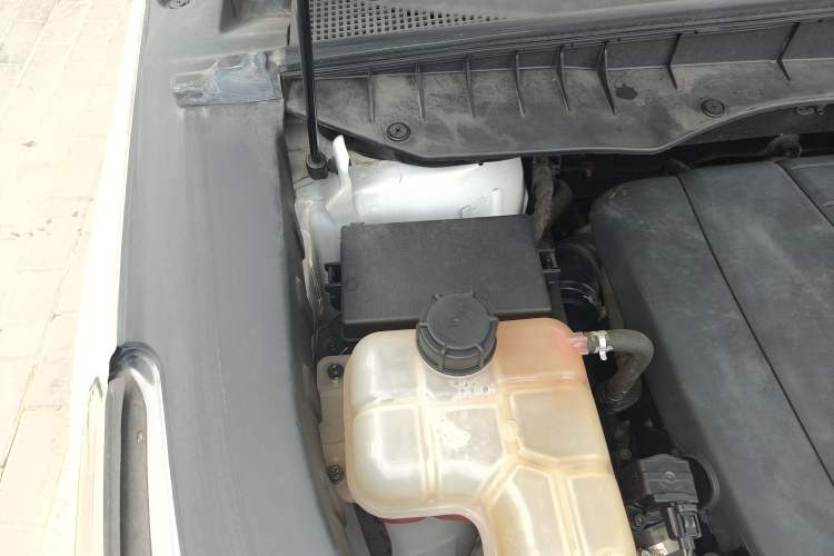 Used CHANGAN CS95 2017 2.0T Two-Wheel Drive Zhituo Edition Engine Bay Right