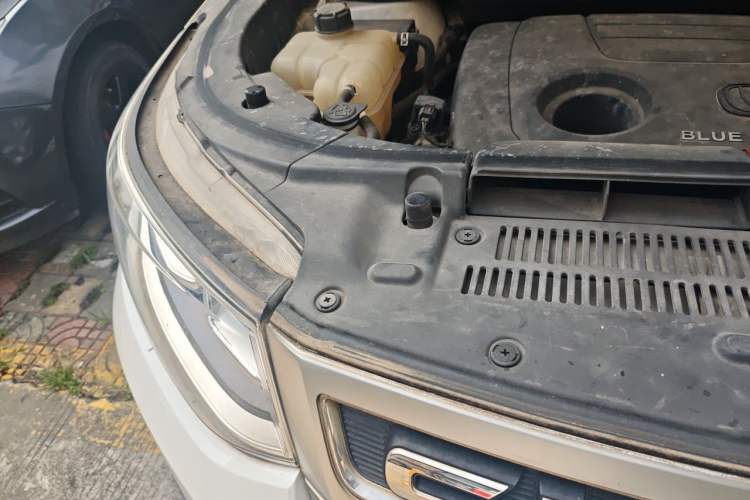Used CHANGAN CS95 2017 2.0T Two-Wheel Drive Zhiyuan Edition Engine Bay Right