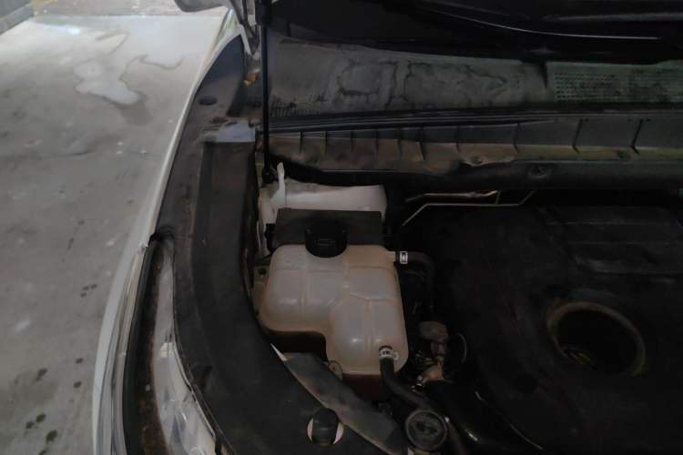 Used CHANGAN CS95 2017 2.0T Four-Wheel Drive ZhiZun Edition Engine Bay Right