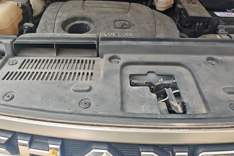 Used CHANGAN CS95 2017 2.0T Two-Wheel Drive Zhiyuan Edition Engine Bay
