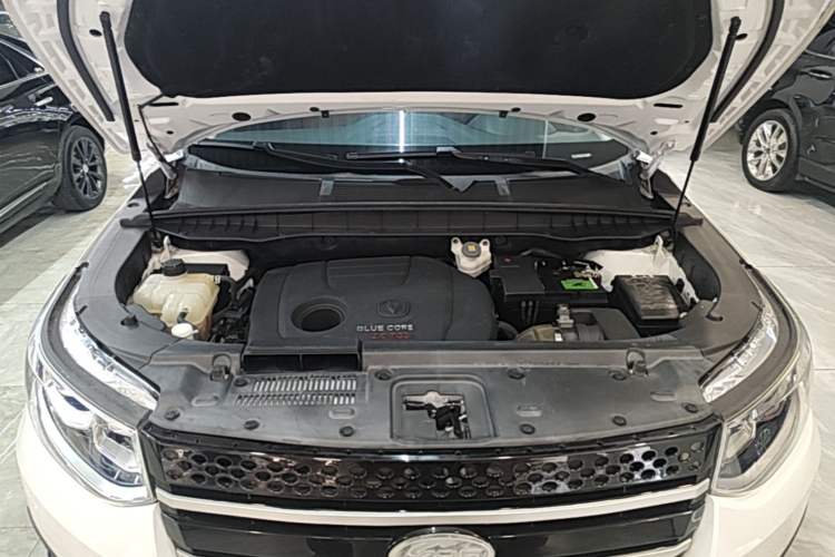 Used CHANGAN CS95 2017 2.0T Two-Wheel Drive Zhiyuan Edition Engine Bay