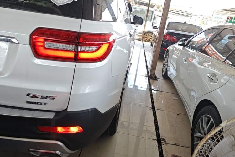 Used CHANGAN CS95 2017 2.0T Two-Wheel Drive Zhitu Edition Exterior 3