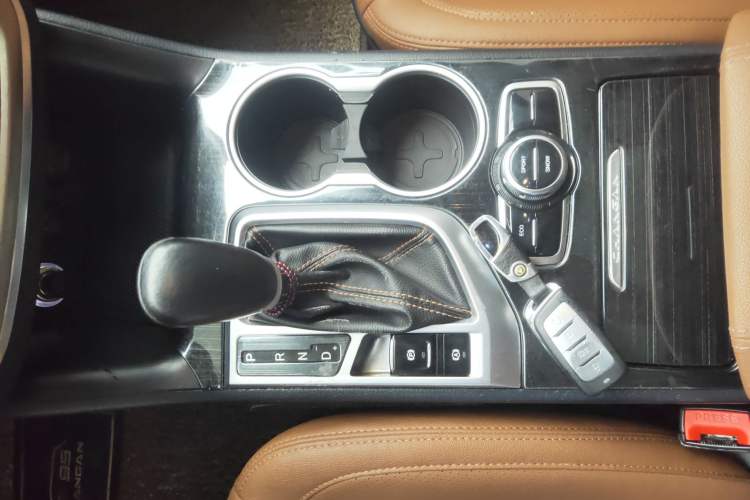 Used CHANGAN CS95 2017 2.0T Two-Wheel Drive Zhitu Edition Gear Lever