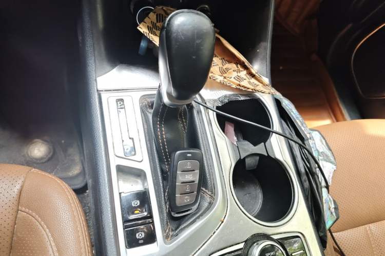 Used CHANGAN CS95 2017 2.0T Two-Wheel Drive Smart Enjoyment Version Gear Lever