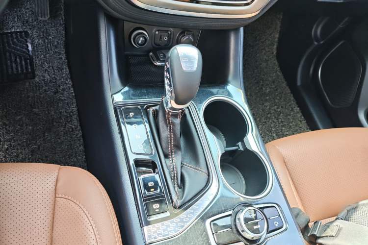 Used CHANGAN CS95 2017 2.0T Two-Wheel Drive Zhituo Edition Gear Lever