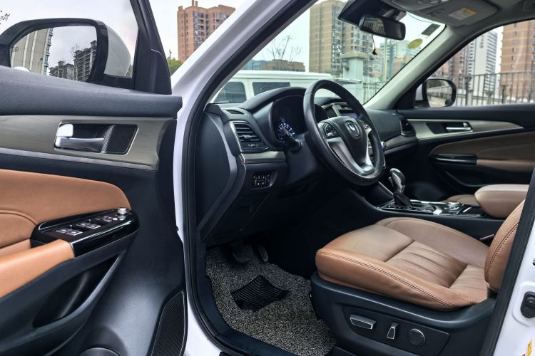 Used CHANGAN CS95 2017 2.0T Two-Wheel Drive Zhituo Edition Interior 1