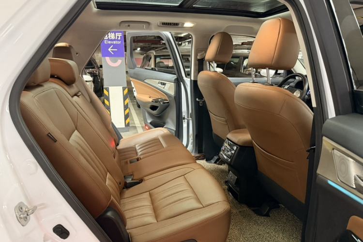 Used CHANGAN CS95 2017 2.0T Four-Wheel Drive ZhiZun Edition Interior 2