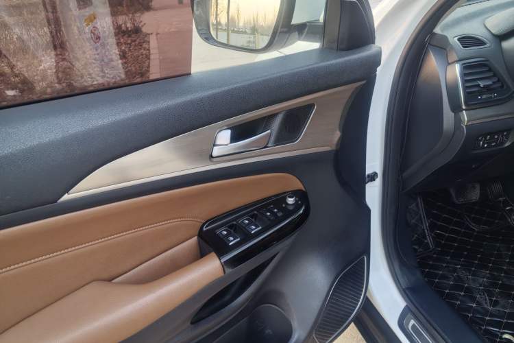 Used CHANGAN CS95 2017 2.0T Two-Wheel Drive Zhitu Edition Interior 2