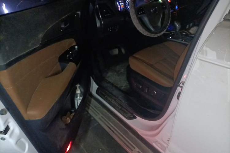 Used CHANGAN CS95 2017 2.0T Two-Wheel Drive Zhiyuan Edition Interior 3